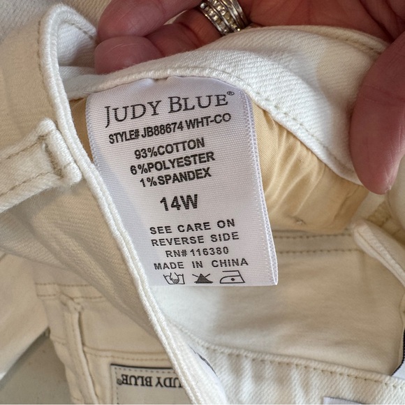 Judy Blue - Wide Leg Crop Jeans with Button Fly - White - 14w - Picture 3 of 10